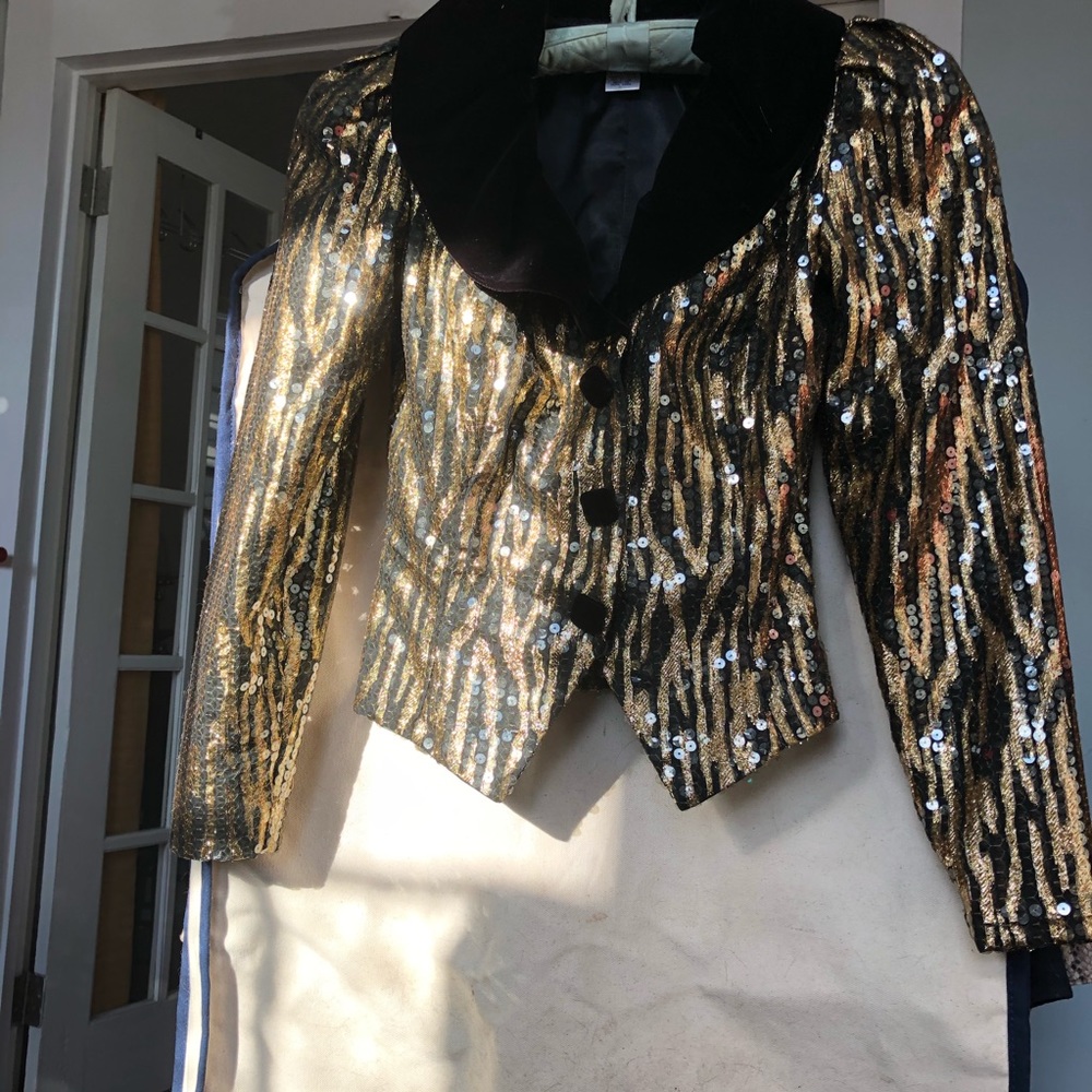 Black and gold wavy sequined short jacket